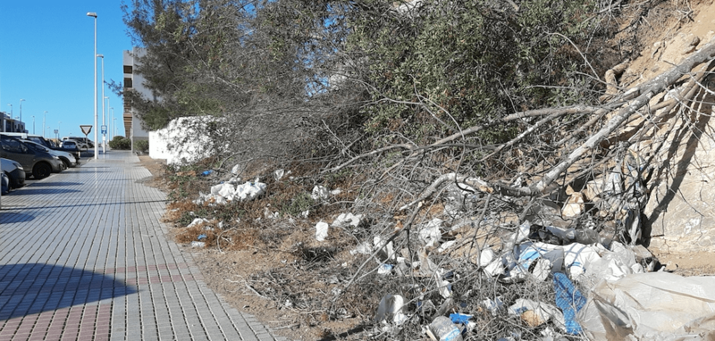 La basura se acumula en un montículo junto a la acera de la calle Américo Vespucio (Foto TA)